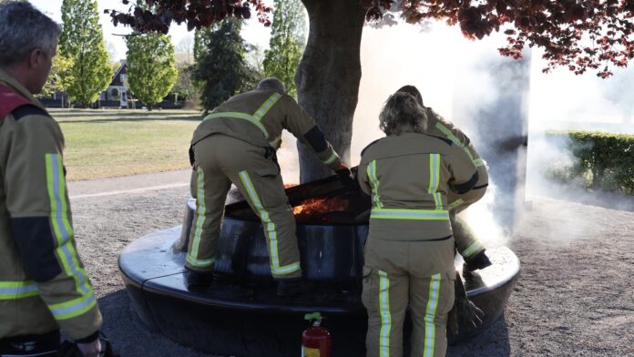 Drie jonge jongens steken oorlogsmonument in Sijtwendepark in brand Drie jonge jongens steken oorlogsmonument in Sijtwendepark in brand