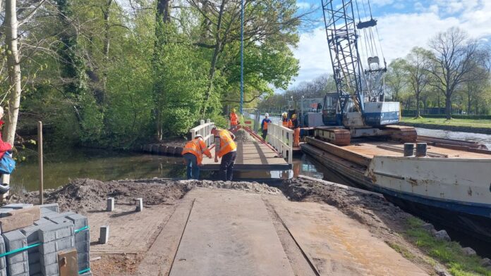 Nieuwe wandelbrug geplaatst in Park Vreugd en Rust