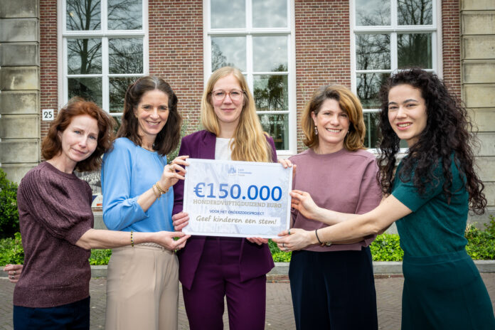 Cheque Anouk Goemans van LUF_01_Monique Shaw