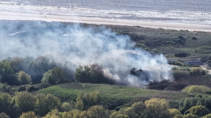 Duinbrand bij Duindorp onder controle, brandweer blijft waakzaam Duinbrand bij Duindorp onder controle, brandweer blijft waakzaam