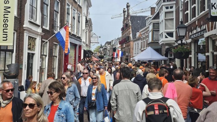 Koningsdag in Voorburg: aubade, gezellige drukte en 17.000 tompoezen in Huygenskwartier Koningsdag in Voorburg: aubade, gezellige drukte en 17.000 tompoezen in Huygenskwartier