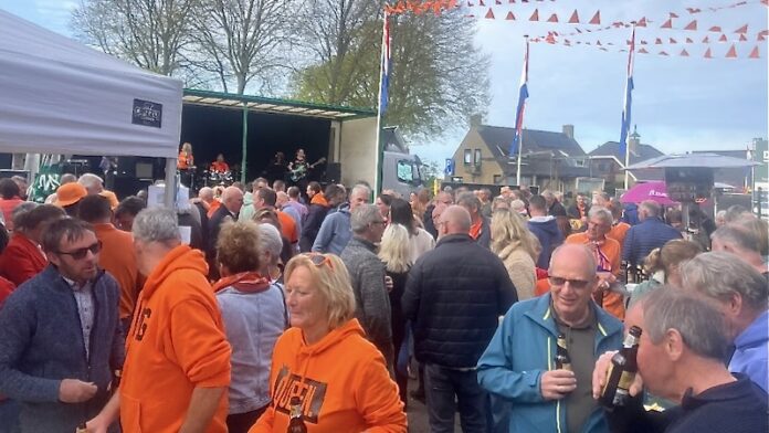 Versierde fietsen en volle kleedjesmarkt kleuren Koningsdag in Stompwijk