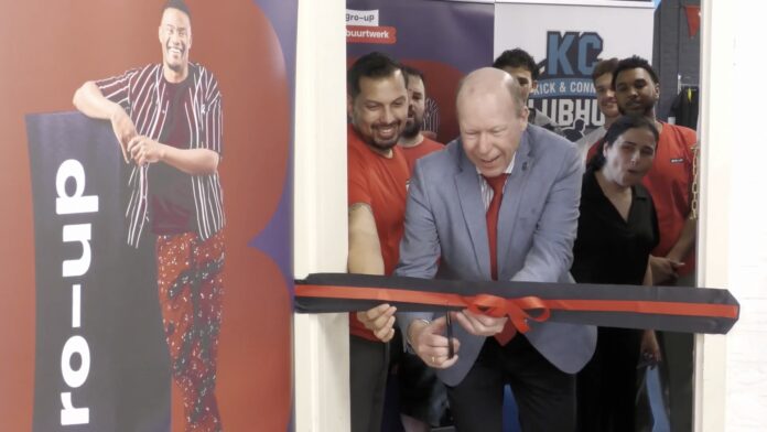 Organisatie voor jongerenwerk gro-up geopend (video)