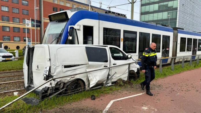 Botsing tussen tram en busje, bestuurder gewond naar ziekenhuis