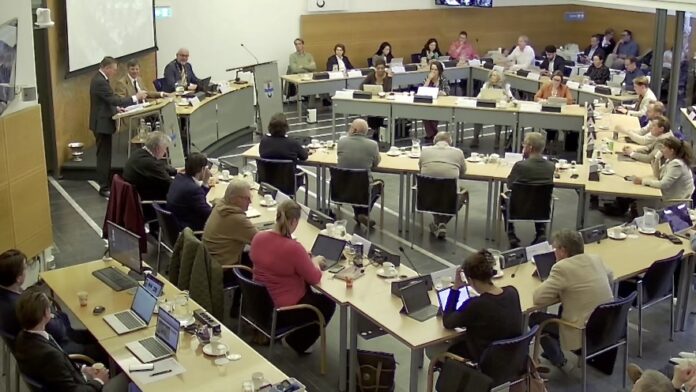 Raad reageert kritisch op verkenning en coalitiekeuze