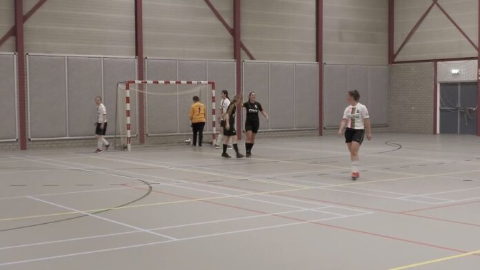 Vrouwen Stompwijk ’92: 'Fanatiek op het veld, gezellig in de derde helft' (video) Vrouwen Stompwijk ’92: 'Fanatiek op het veld, gezellig in de derde helft' (video)