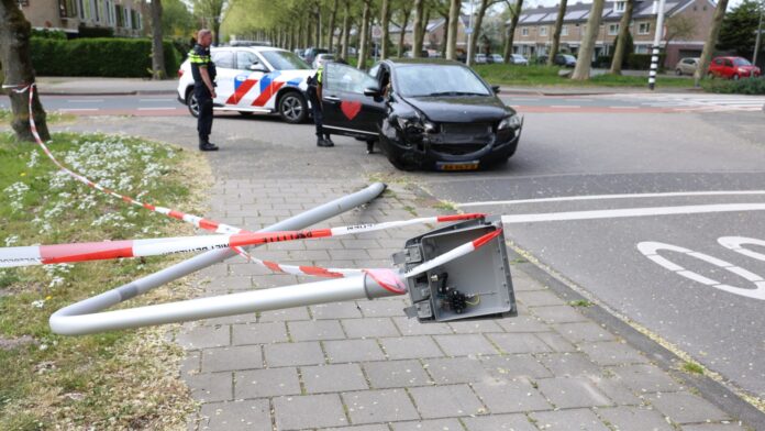 Auto ramt lantaarnpaal in Wassenaar