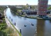 Bezorgbus AH te water bij Leidse wijk Vlietpoort