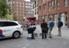 Bewoners en huisdieren op straat bij brand in Leiden