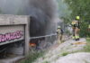 Brand in leegstaande opslagruimtes bij Hallenweg