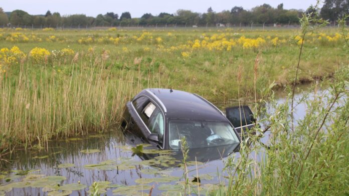 Auto in het water