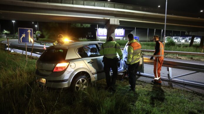 Auto vliegt uit bocht op A4 bij Leidschendam en eindigt op vangrail