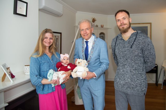 Felicitatiebezoek 28000e inwoner Lumi_0