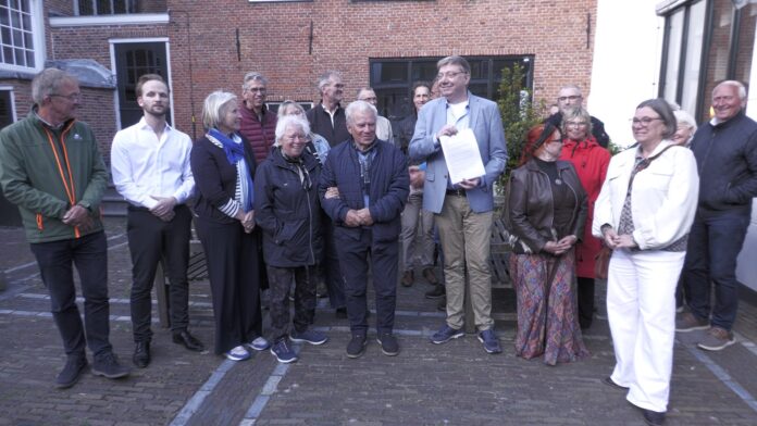 Petitie uit Stompwijk aangeboden (video)