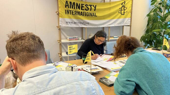 Amnesty Vlietstreek verstuurt ruim 1150 brieven voor mensenrechten: ‘Schrijven helpt’