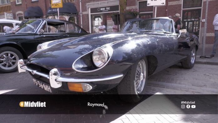 Grote drukte bij Classics aan de Sluis: zo'n 100 oldtimers op de Damlaan (video)