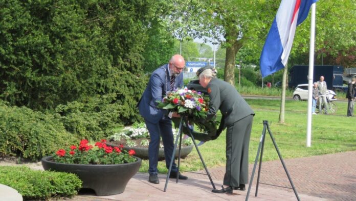 Eerbetoon bij het verzetsmonument De Naald