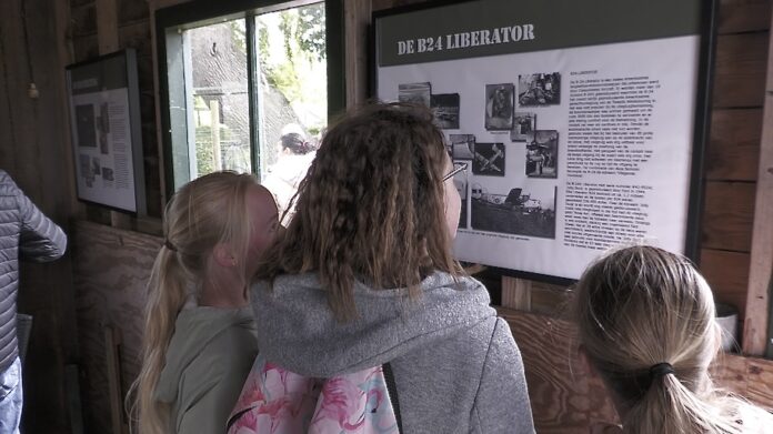 Stompwijkse leerlingen herdenken de 'Jolly Duck': Een tastbare les in lokale historie Stompwijkse leerlingen herdenken de 'Jolly Duck': Een tastbare les in lokale historie