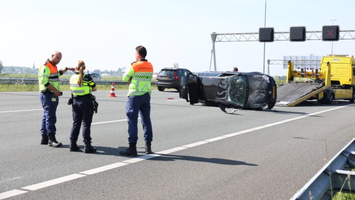 Twee auto's in botsing op de A4