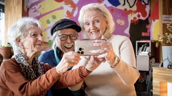 Senioren in Voorburg leren omgaan met internet, QR-codes en AI Senioren in Voorburg leren omgaan met internet, QR-codes en AI