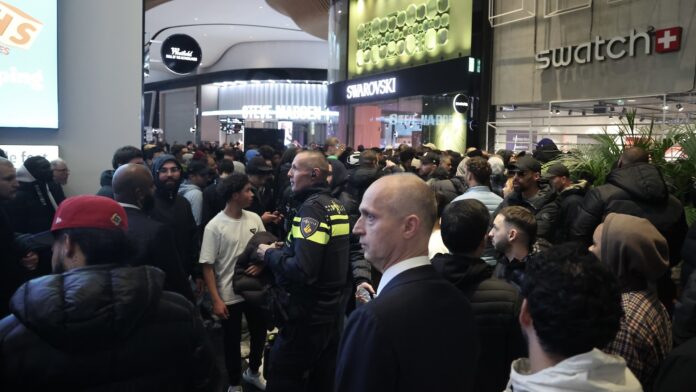 Chaos om exclusief horloge: politie ontruimt Mall of the Netherlands Chaos om exclusief horloge: politie ontruimt Mall of the Netherlands