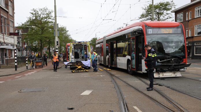 Gewonde bij botsing tussen HTM-bus en bestelbus op Laan van Nieuw Oost-Indië Gewonde bij botsing tussen HTM-bus en bestelbus op Laan van Nieuw Oost-Indië