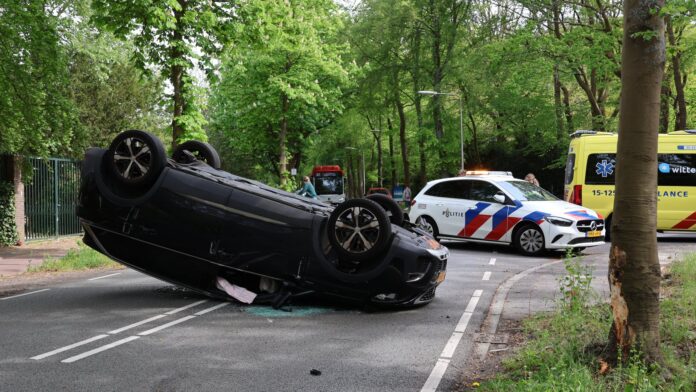 Auto over de kop in Wassenaar