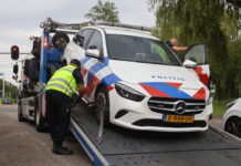 Politiewagen rijdt tegen stoep, auto afgesleept