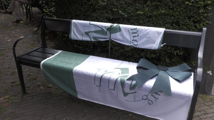 Mooi Voorburg onthult plaquette (video) Mooi Voorburg onthult plaquette (video)
