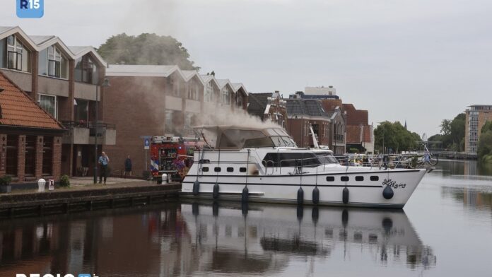 Brand op schip in Leidschendam Brand op schip in Leidschendam