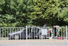 Politie treft mogelijk granaat en vuurwapen in geparkeerde auto aan Politie treft mogelijk granaat en vuurwapen in geparkeerde auto aan