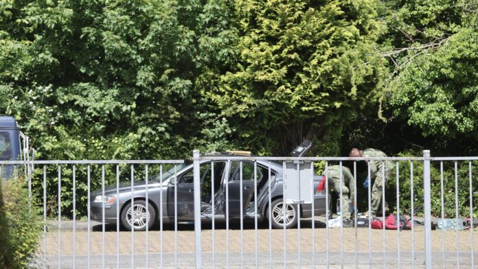 Politie treft mogelijk granaat en vuurwapen in geparkeerde auto aan Politie treft mogelijk granaat en vuurwapen in geparkeerde auto aan