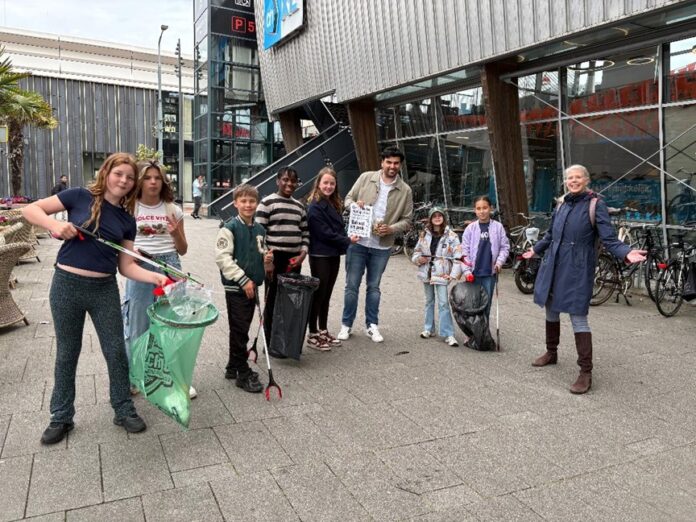 Junior-klimaatburgemeesters ruimen afval op rond de Mall