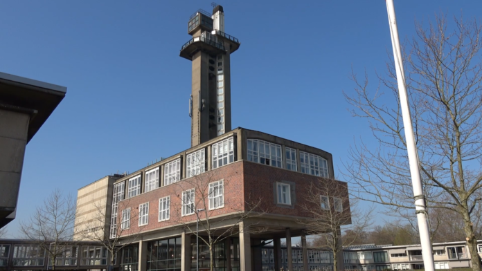 Zendamateurs zoeken vanuit Nehertoren verbinding met heel Nederland Zendamateurs zoeken vanuit Nehertoren verbinding met heel Nederland
