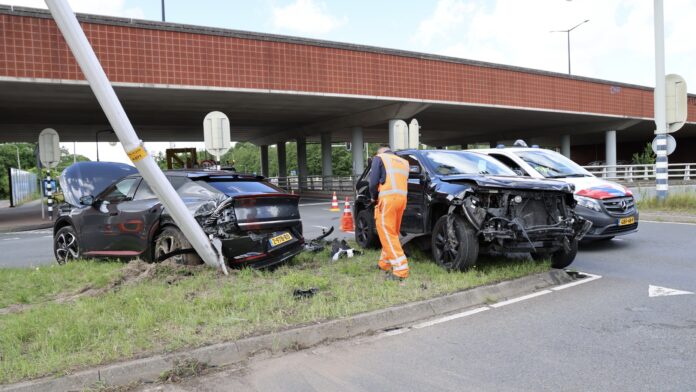Veel schade bij aanrijding op Zijdeweg in Wassenaar
