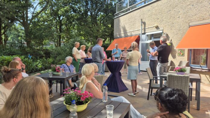 Nieuw ontmoetingscentrum voor senioren De Klaversoos feestelijk ‘opengeknipt’