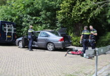 Granaat en vuurwapen aangetroffen in geparkeerde auto