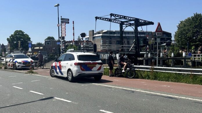 Politie ondervraagt jongeren die vanaf brug in Voorburg springen