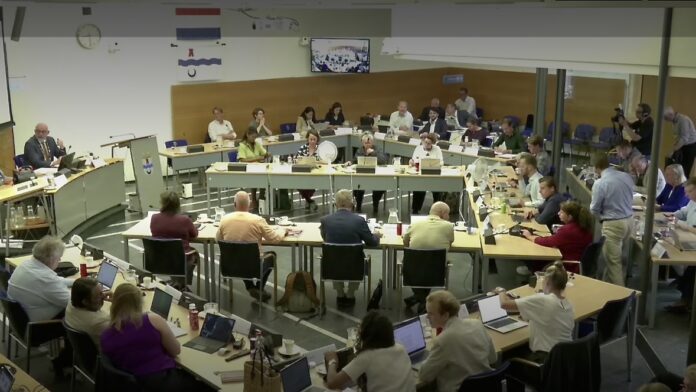 Forse kritiek op formatieproces, maar onderhandelingen met VVD, GBLV en PRO gaan verder Forse kritiek op formatieproces, maar onderhandelingen met VVD, GBLV en PRO gaan verder