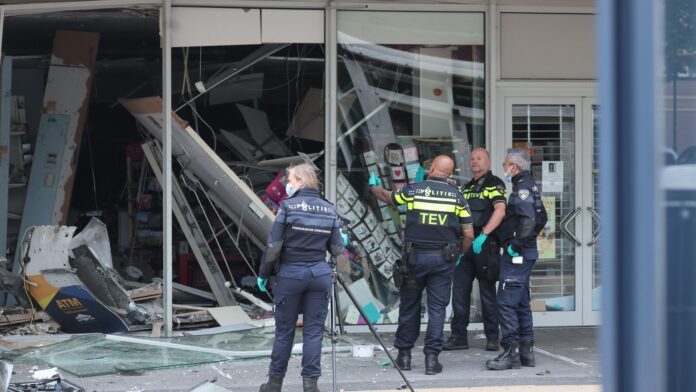 Plofkraak in winkelcentrum De Julianabaan veroozaakt ravage Plofkraak in winkelcentrum De Julianabaan veroozaakt ravage