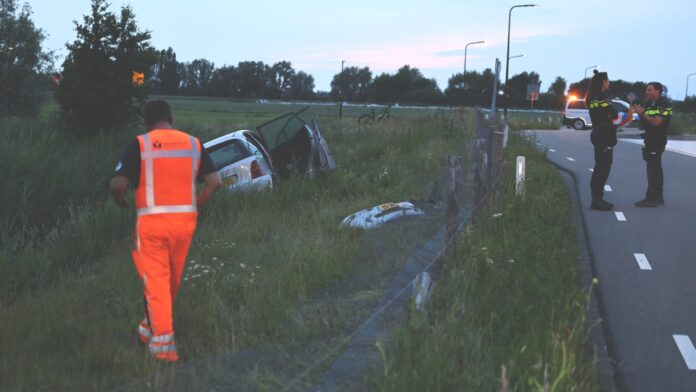 Auto belandde in de greppel bij de RIjksstraatweg in Wassenaar