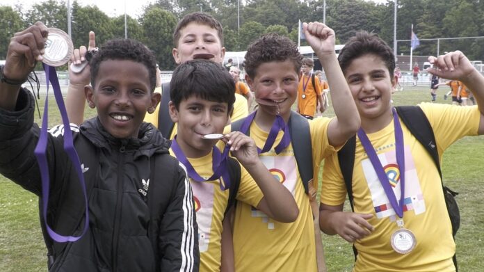 Sportieve dag voor 1.500 kinderen tijdens Schoolsport Olympiade (video) Sportieve dag voor 1.500 kinderen tijdens Schoolsport Olympiade (video)