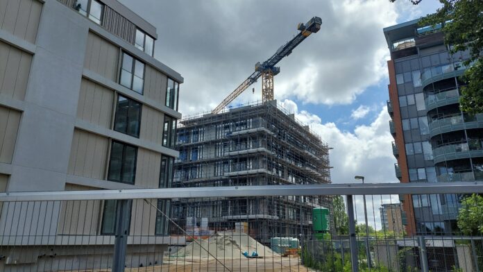 Gloednieuwe woontoren nu al verzakt, bewoners moeten voorlopig wachten op de sleutel Gloednieuwe woontoren nu al verzakt, bewoners moeten voorlopig wachten op de sleutel