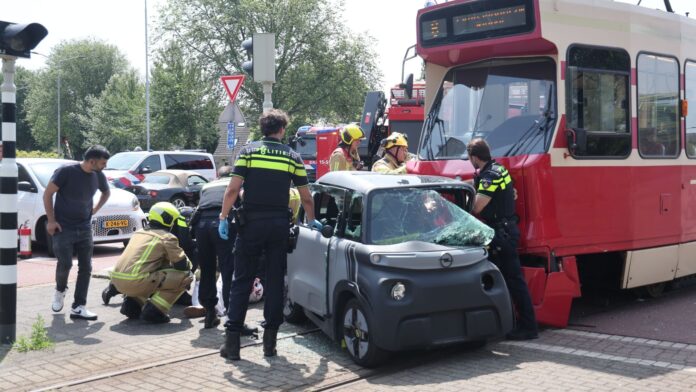 Gewonden bij aanrijding tram met brommobiel Gewonden bij aanrijding tram met brommobiel