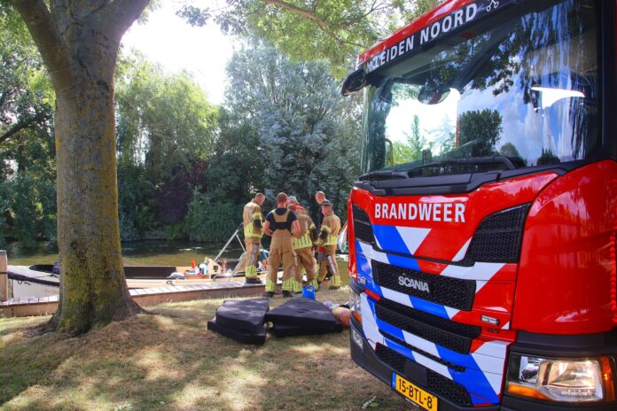 Brandweer controleert boot na melding van oververhitting, President Kennedylaan in Oegstgeest