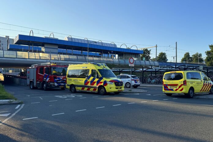 Treinverkeer stilgelegd door aanrijding op spoor, Annie Romeinsingel in Leiden