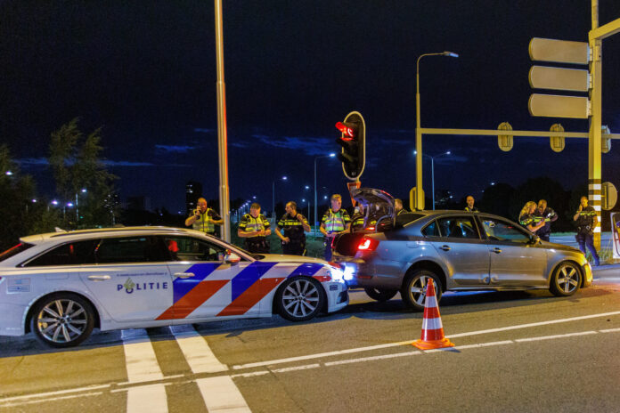 Personenauto klemgereden op afrit na achtervolging, Hofvlietweg – N206 R 9,1 D in Leiden