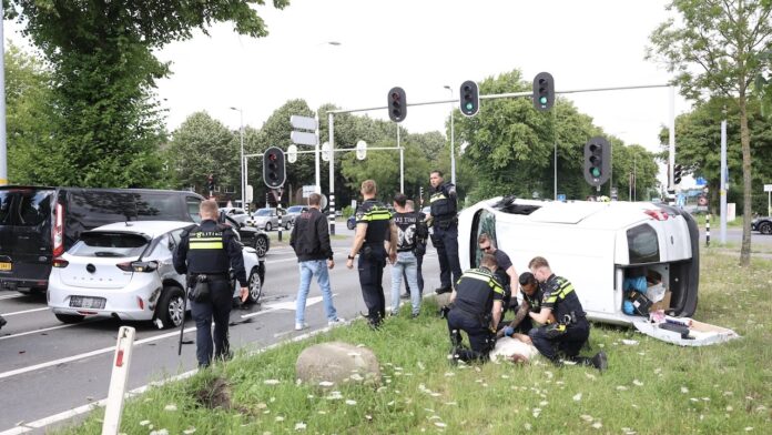 Politieachtervolging eindigt met crash op N44 bij Wassenaar
