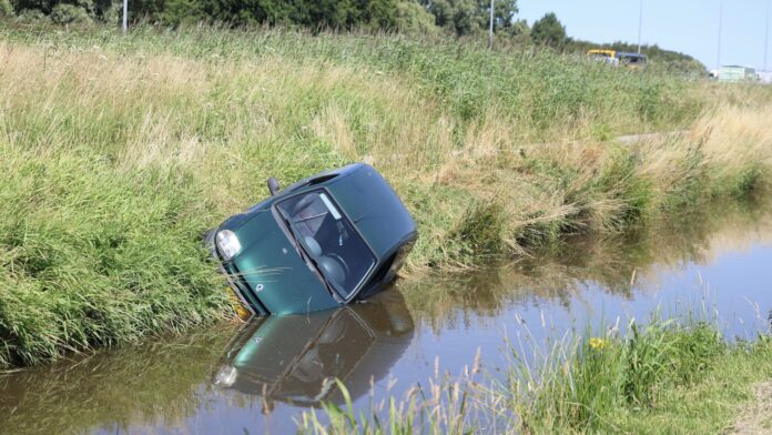 Auto raakt te water aan Meerburgerlaan in Leidschendam