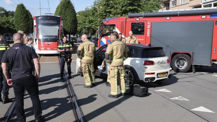 Botsing tussen auto en tram op Mgr. Van Steelaan Botsing tussen auto en tram op Mgr. Van Steelaan